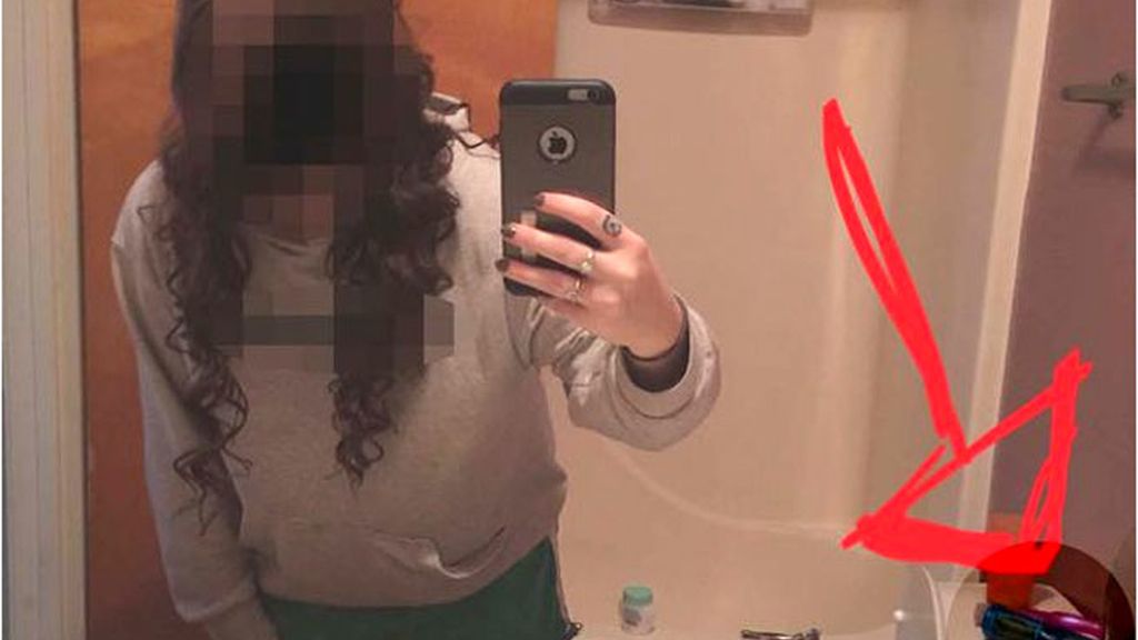 Негритянка фотографирует себя в зеркале - порно фото