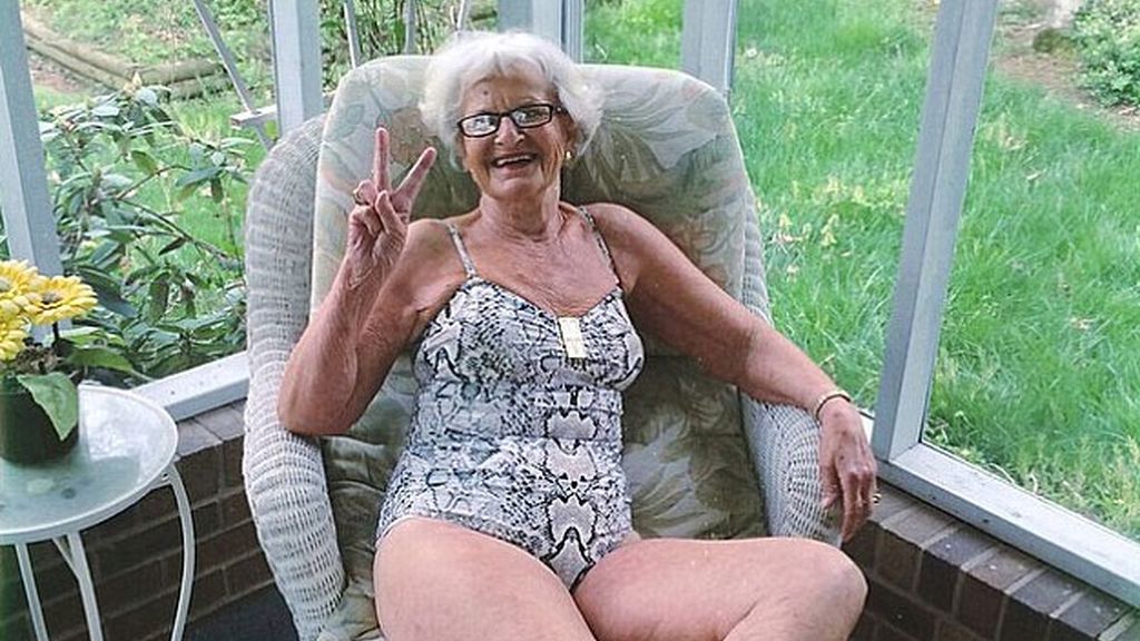 Голые бабушек стоя раком фото