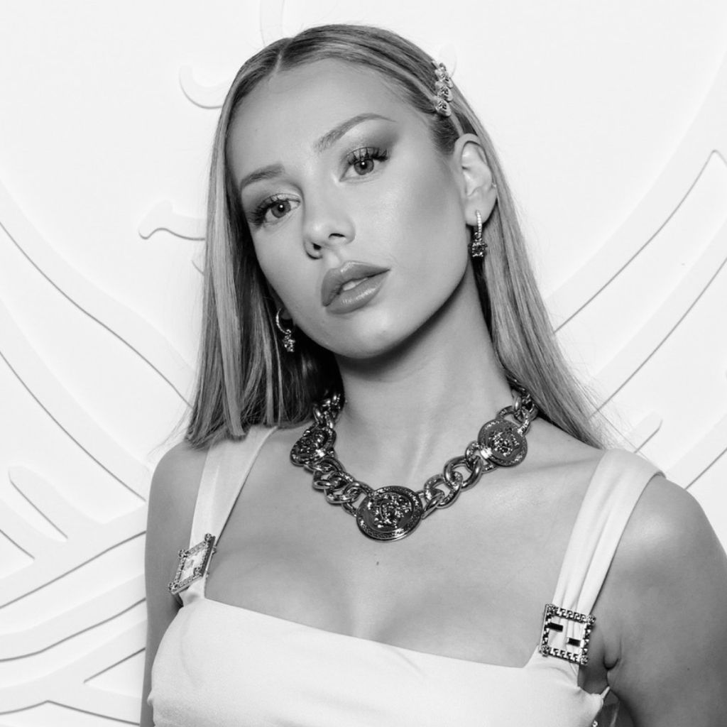 Ester Expósito - Divinity