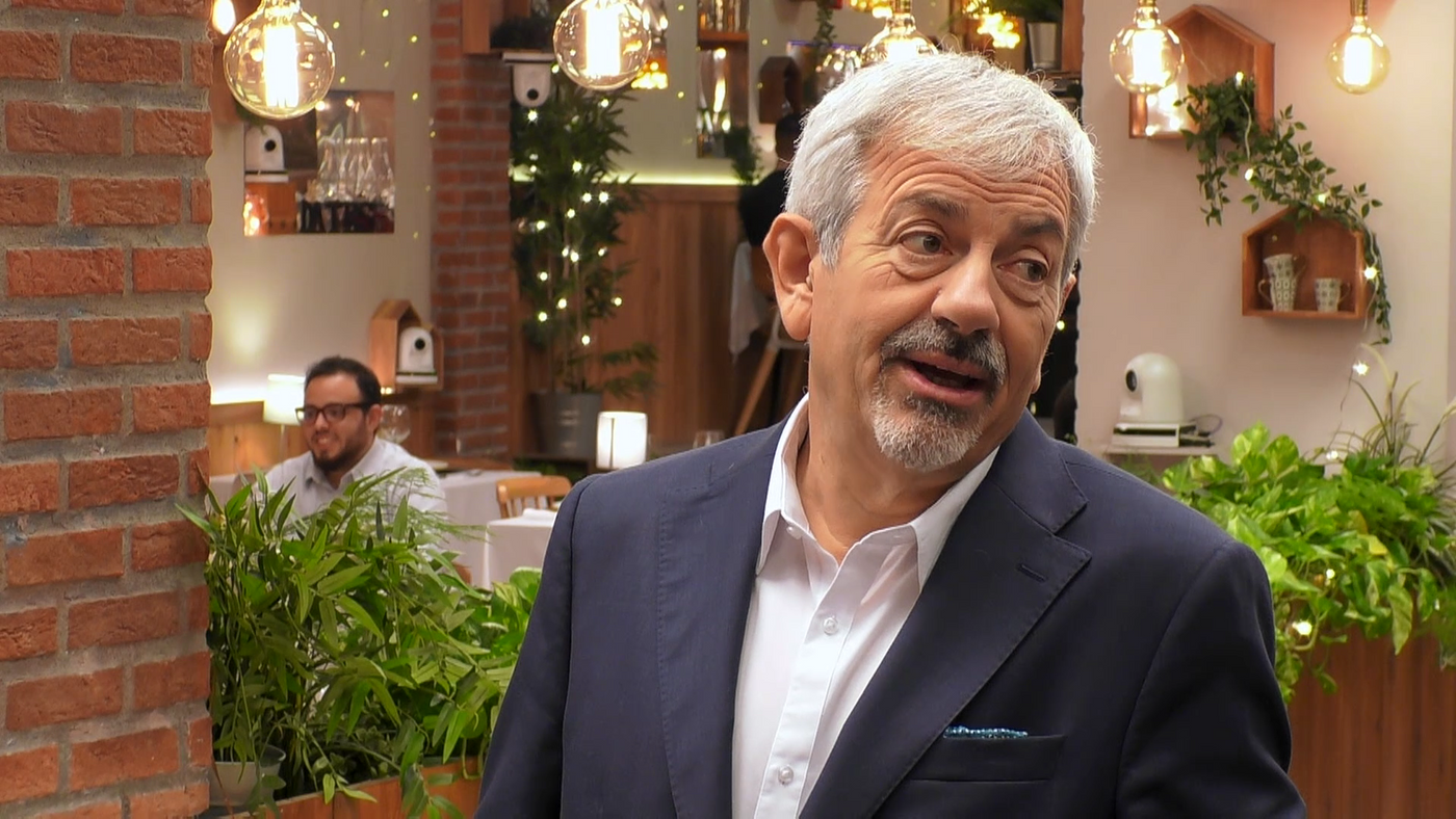 Carlos Sobera alucina con la familia (muy) numerosa de Zaira: "Yo tengo dos y estoy estresado" First Dates Temporada 6 Top Vídeos 1447