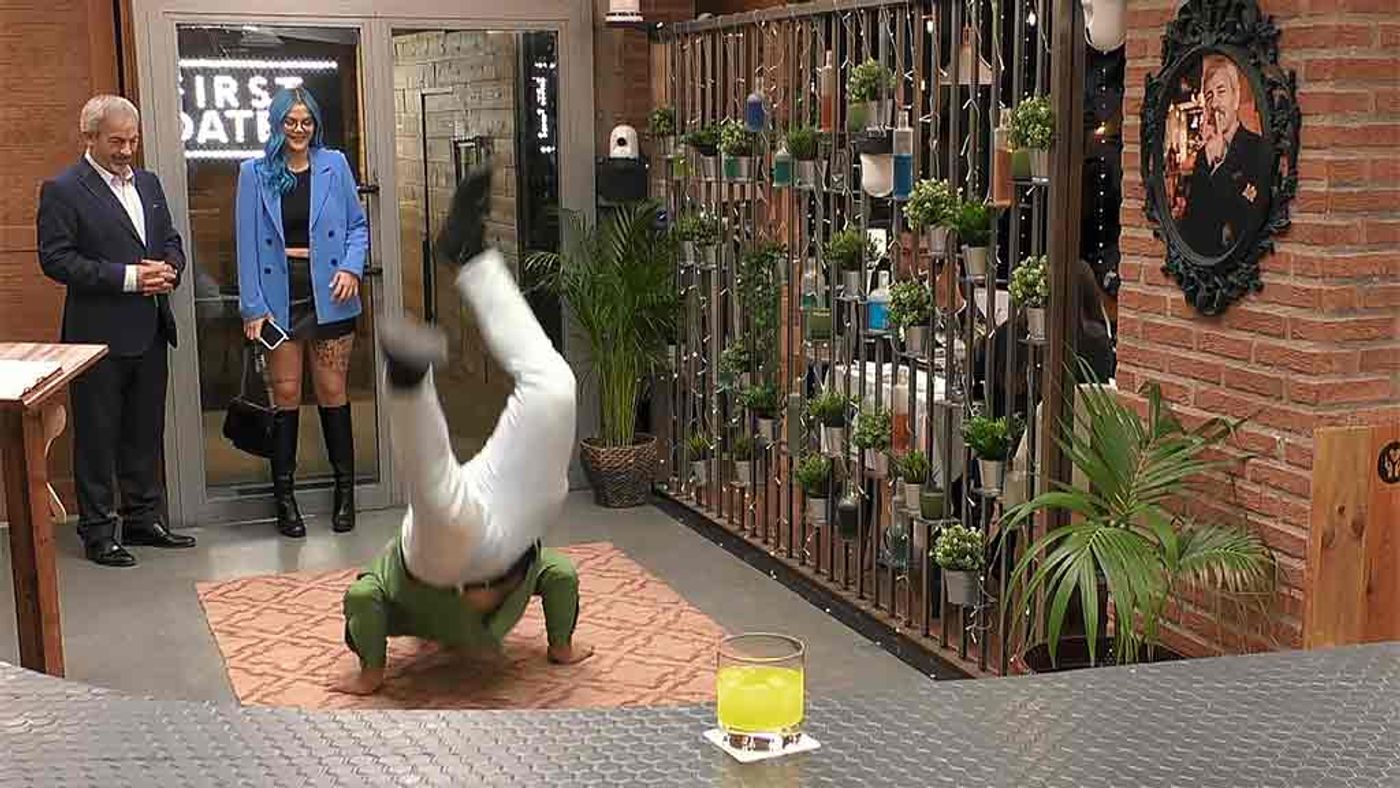 Sergio revoluciona ‘First Dates’ con su impresionante baile del gusano: “Es como hacer la serpiente, pero…” First Dates Temporada 6 Top Vídeos 1534