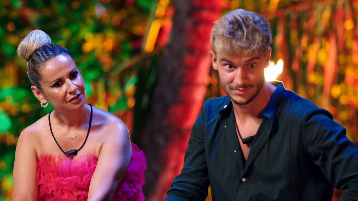 David ve junto a su suegra sus imágenes más tórridas con María: “Dejas a la Barbie y te buscas a la muñeca chochona” La isla de las tentaciones Temporada 6 Top Vídeos 380