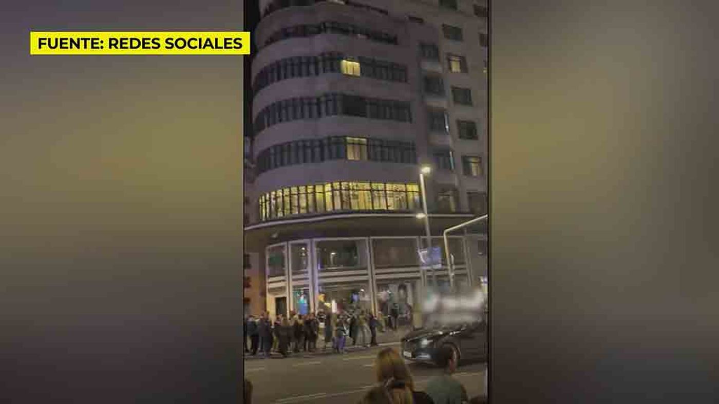 Un encuentro sexual paraliza la Gran Vía de Madrid: la pareja olvidó echar la cortina Momentazos 2023 Ya es mediodía 14/03/2023