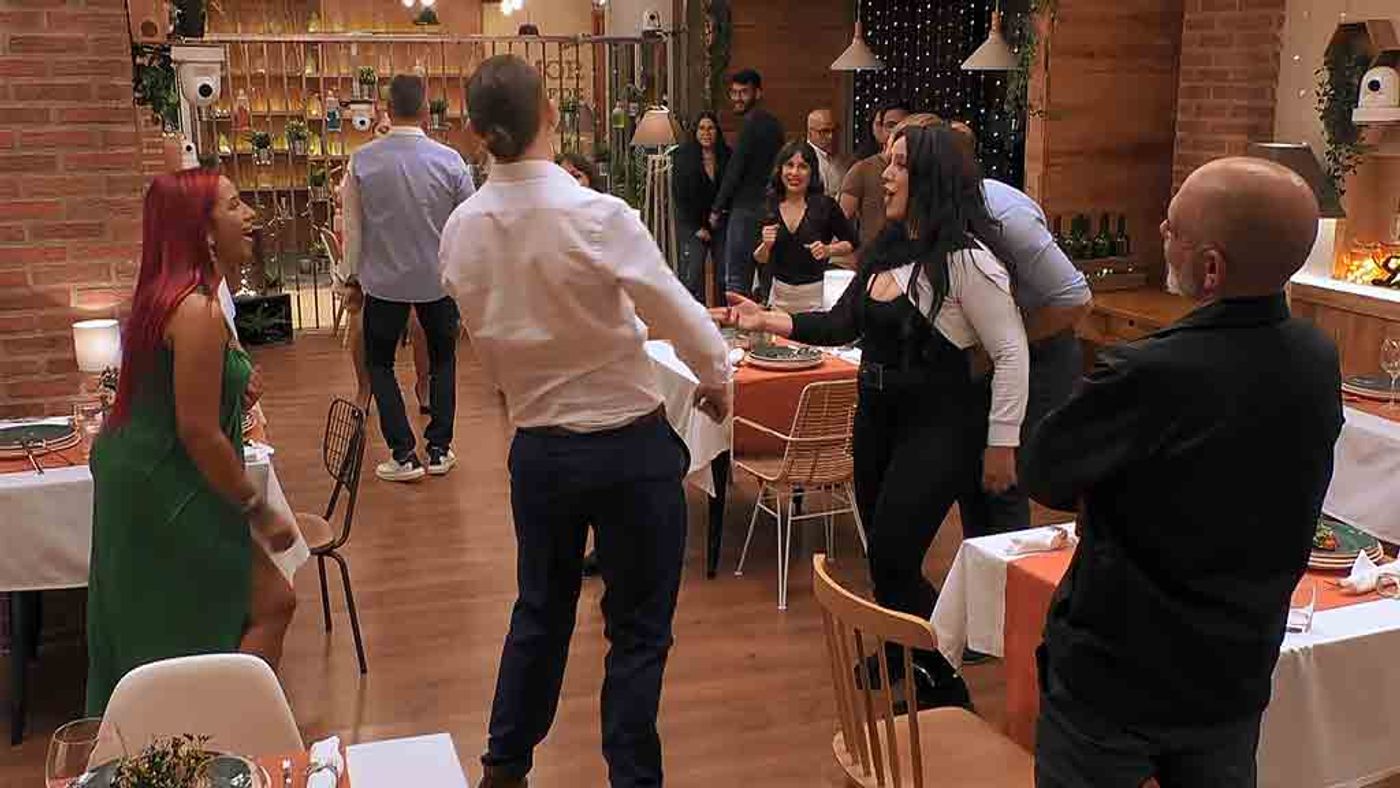 Lautaro se viene arriba y se atreve con madre e hija en ‘First Dates’: “Vamos esa sangre argentina” First Dates Temporada 6 Top Vídeos 1762