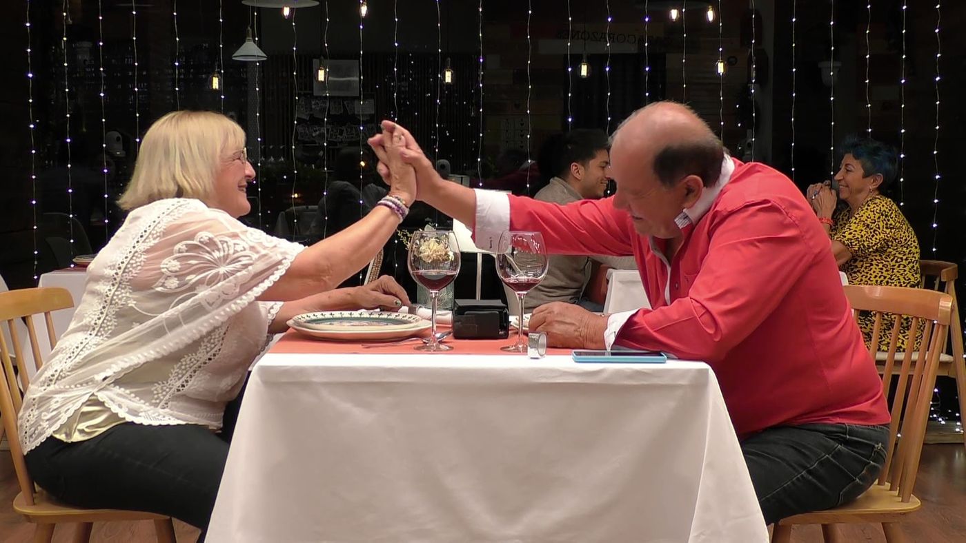 Valeriano no se corta un pelo y se lanza con Manuela en ‘First Dates’: ‘Te voy a hacer el amor por la noche en la playa’’