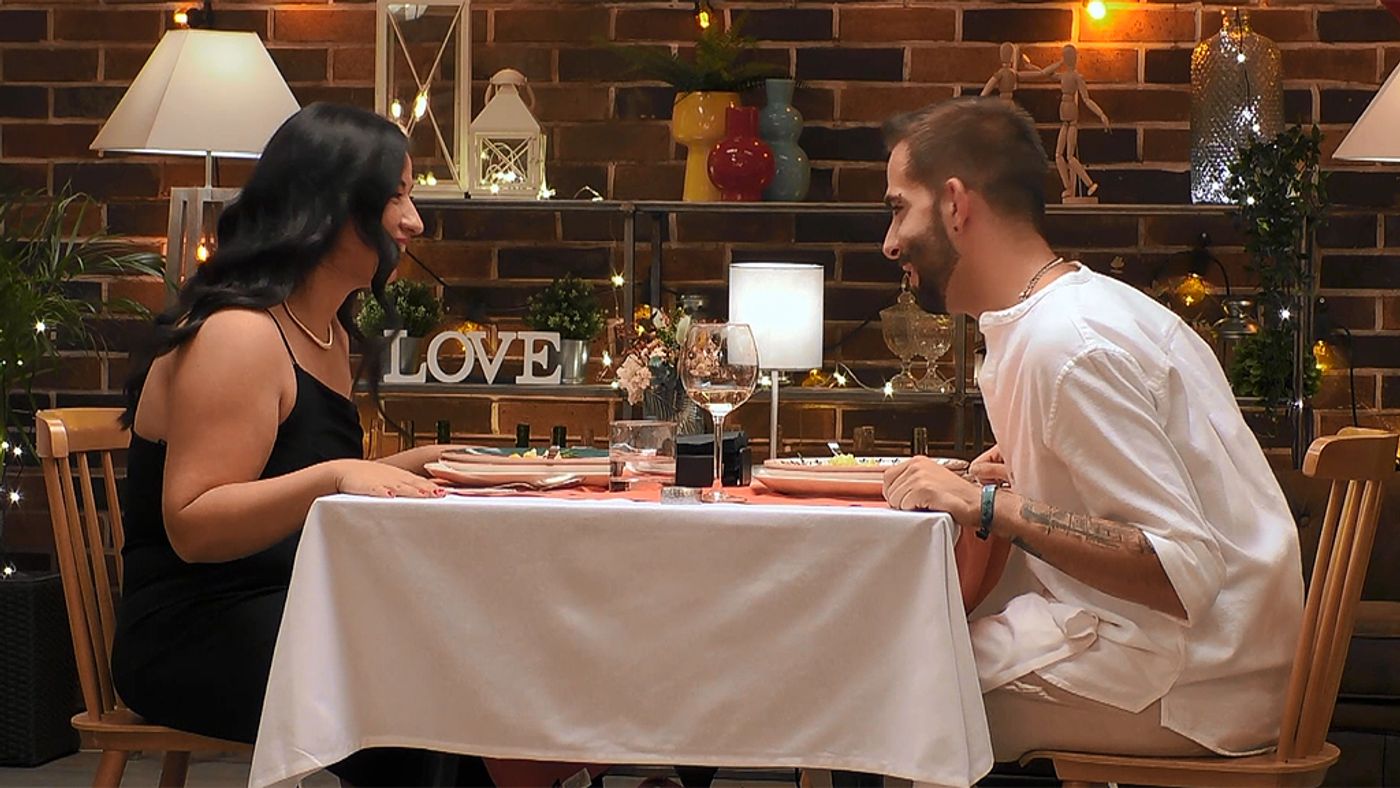 Un chiste malo salva de un apuro a un soltero de ‘First Dates’: “Todos somos persianas”