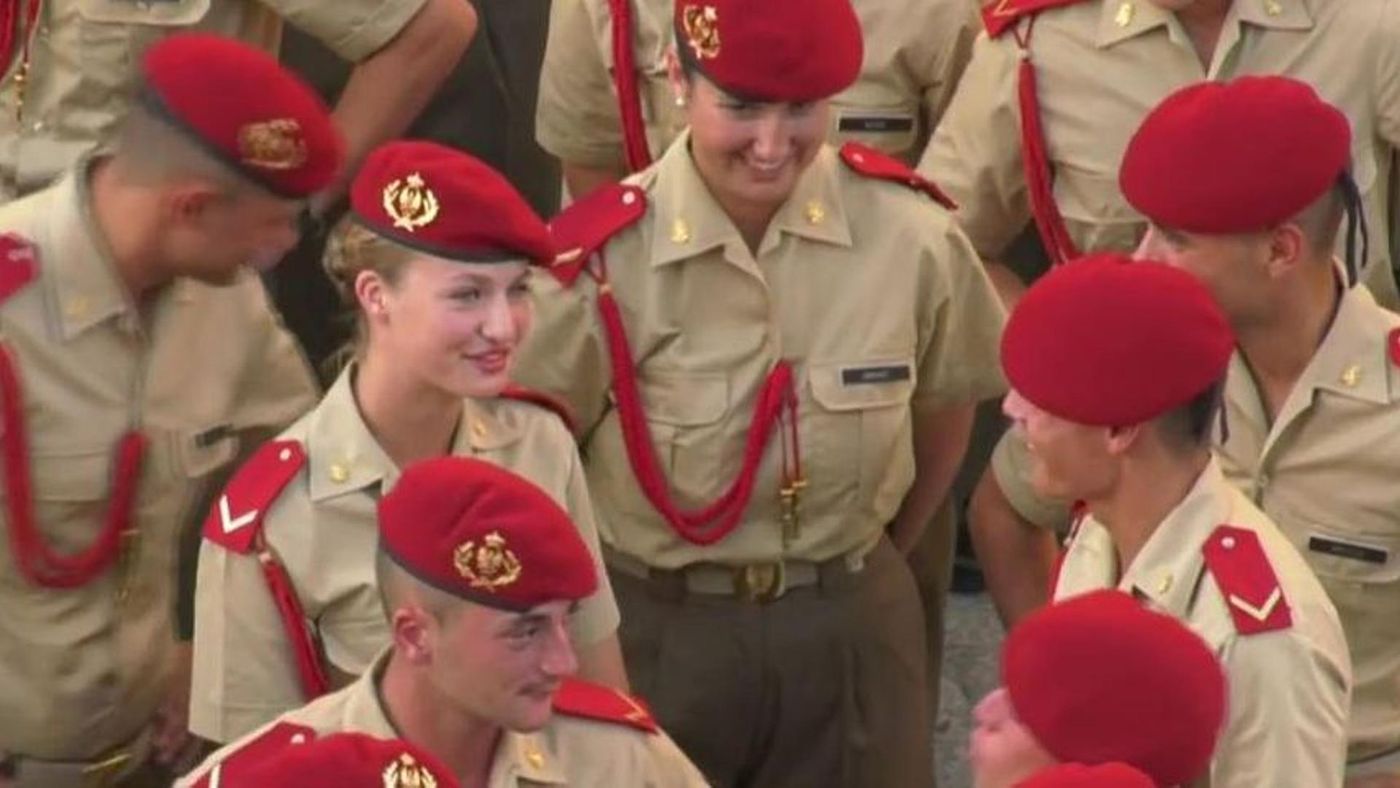 La Princesa Leonor disfruta con sus compañeros cadetes en la ofrenda a la Virgen del Pilar en Zaragoza
