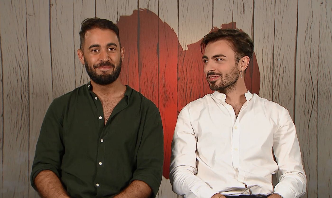 Un soltero enseña a su cita de ‘First Dates’ a besar a la italiana: “En Italia se empieza por aquí”