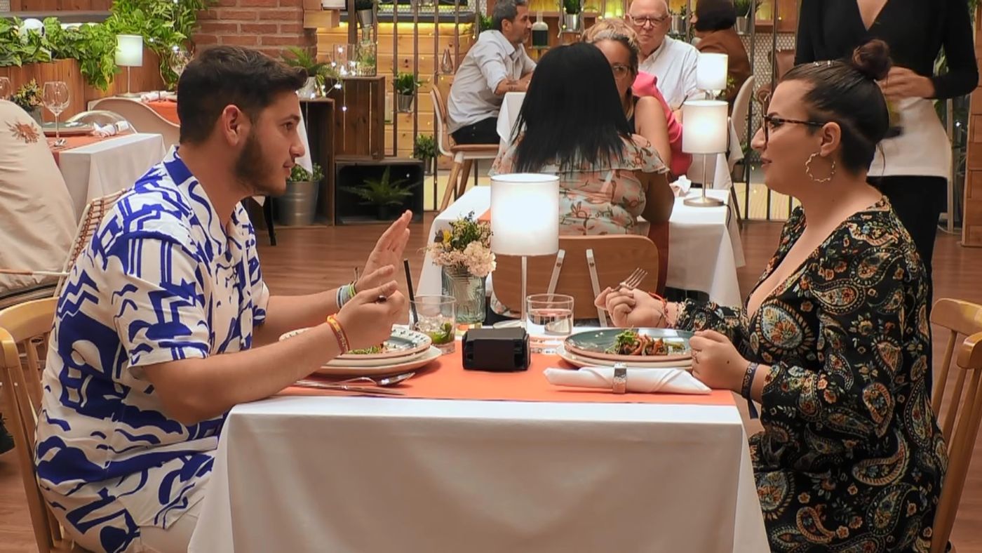 Dos preguntas incomodas acaban con la cita de Andrés y Rocío en ‘First Dates’: “Ni VOX ni los toros”