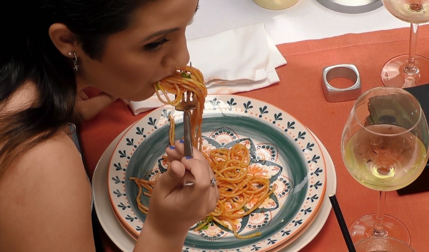 Lorenzo no puede contener la risa al ver a su cita comer espaguetis en ‘First Dates’: “No voy a olvidar su boca llena de tomate”