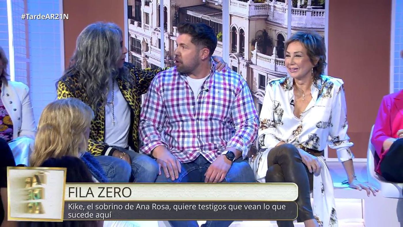 Mario Vaquerizo se cuela en la 'Fila Zero' del sobrino de Ana Rosa Quintana en 'TardeAR'