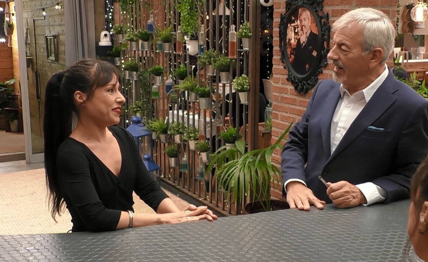 Cristina, una de las gemelas, busca el amor en ‘First Dates’ y Carlos Sobera será su Cupido: “Vas a tener una cita tras otra hasta que encuentres el amor”