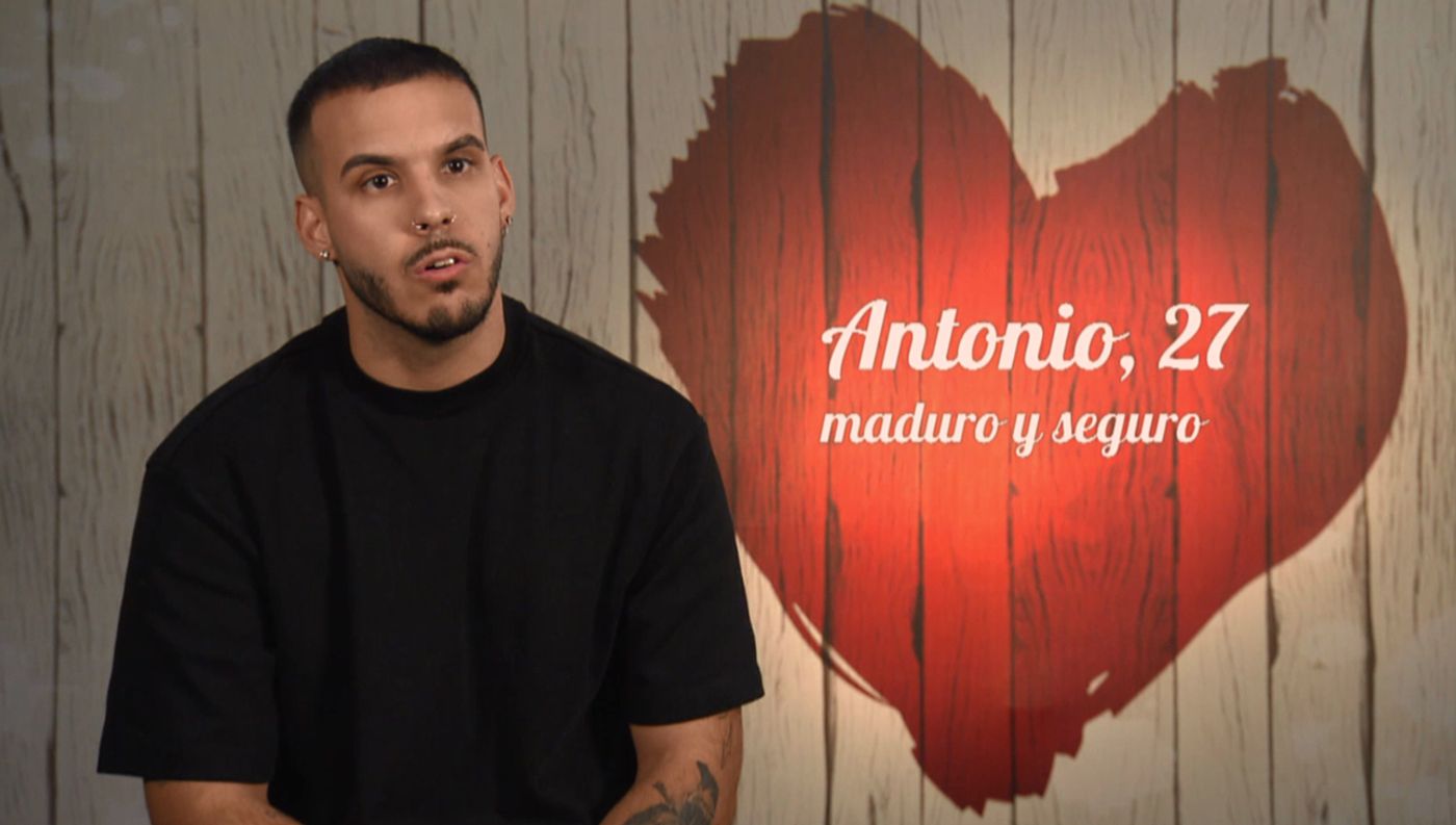 Antonio analiza las relaciones tóxicas en ‘First Dates’: “Si unas zapatillas te hacen rozaduras, ¿te las vuelves a poner?”