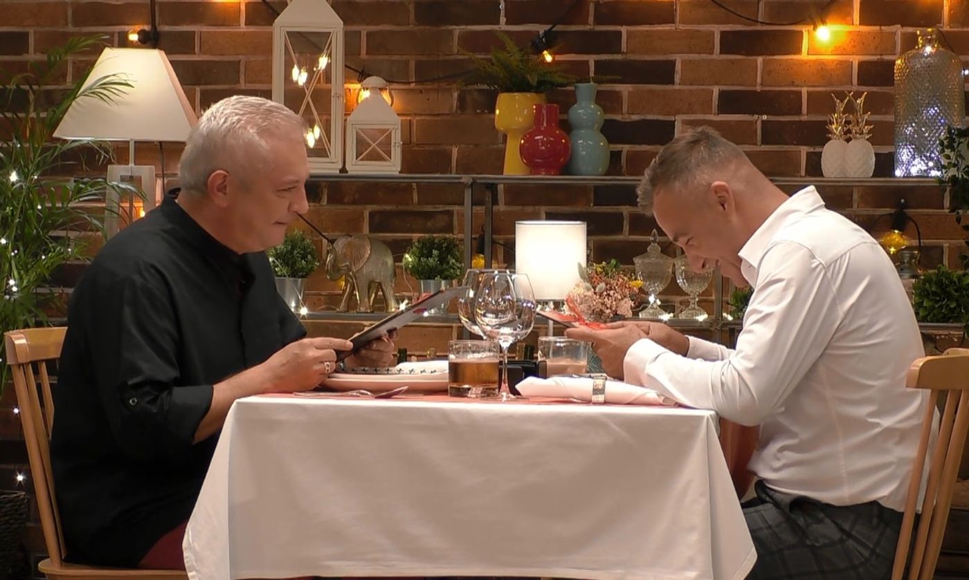 Juan le reconoce a su cita que no lee la carta de ‘First Dates y se lleva una sorpresa: “Yo tampoco, estoy esperando a que tú digas algo”
