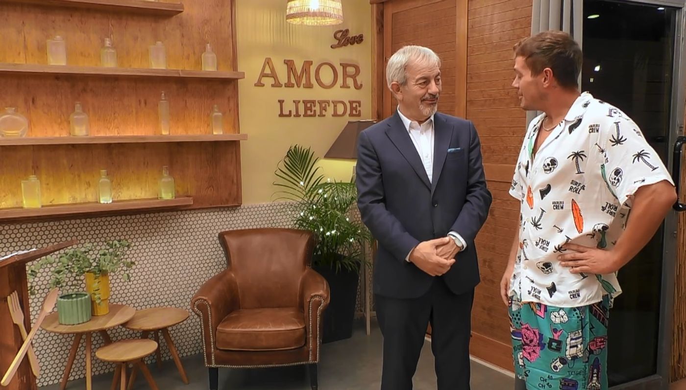 Carlos Sobera alucina con el look de un soltero de ‘First Dates’: “¿Has venido así en el avión?”