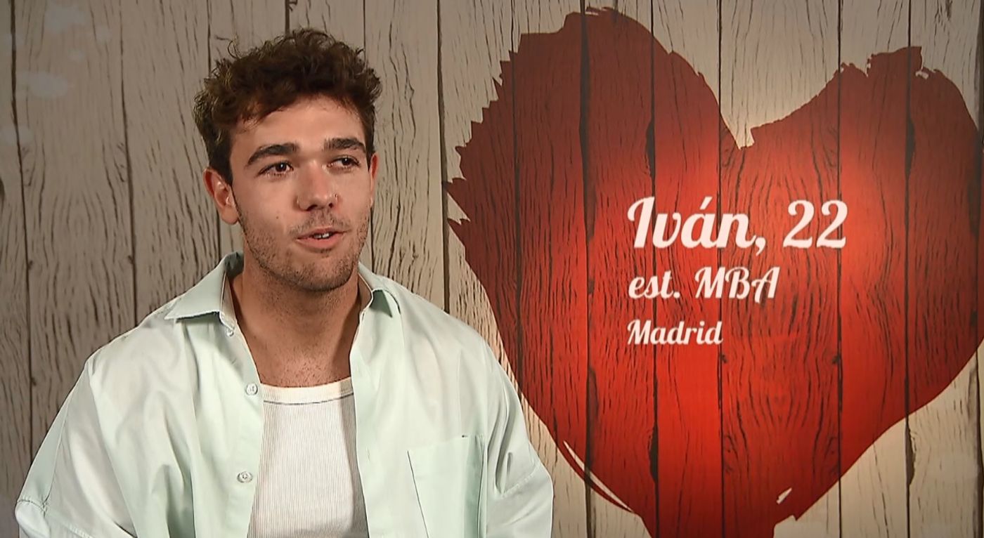 La rutina de belleza de un soltero muy coqueto en ‘First Dates’: “¿Se me ve bien? No me asustes”