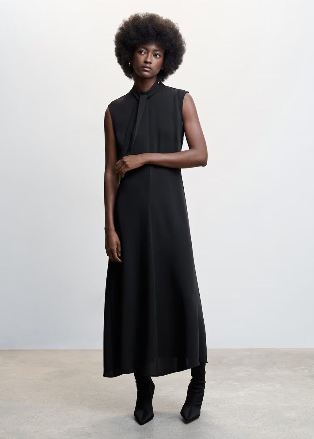 Vestido negro, de Mango Outlet