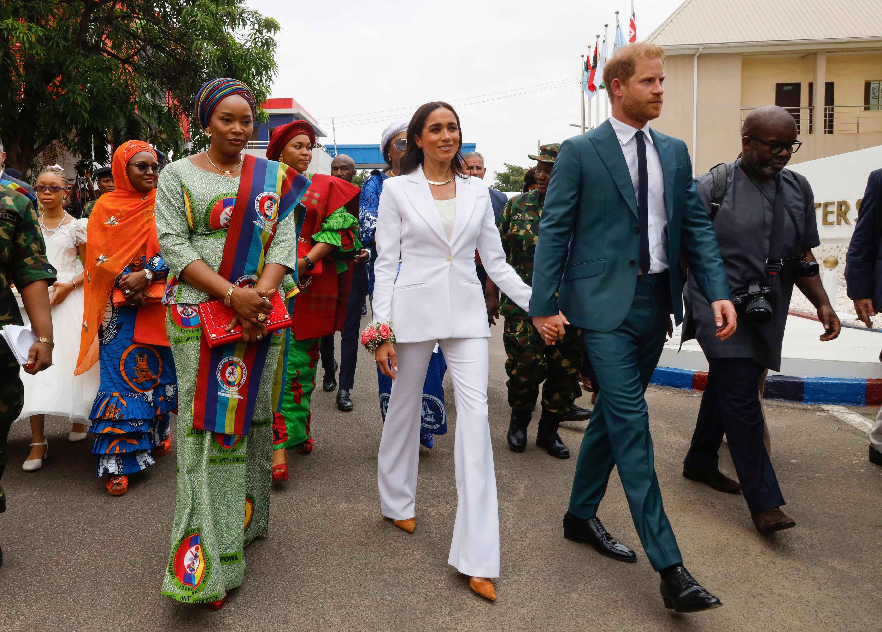 Meghan Markle, con traje blanco en Nigeria