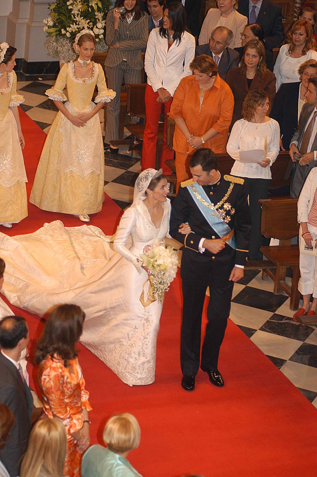 La reina Letizia y el rey Felipe, saliendo de La Almudena