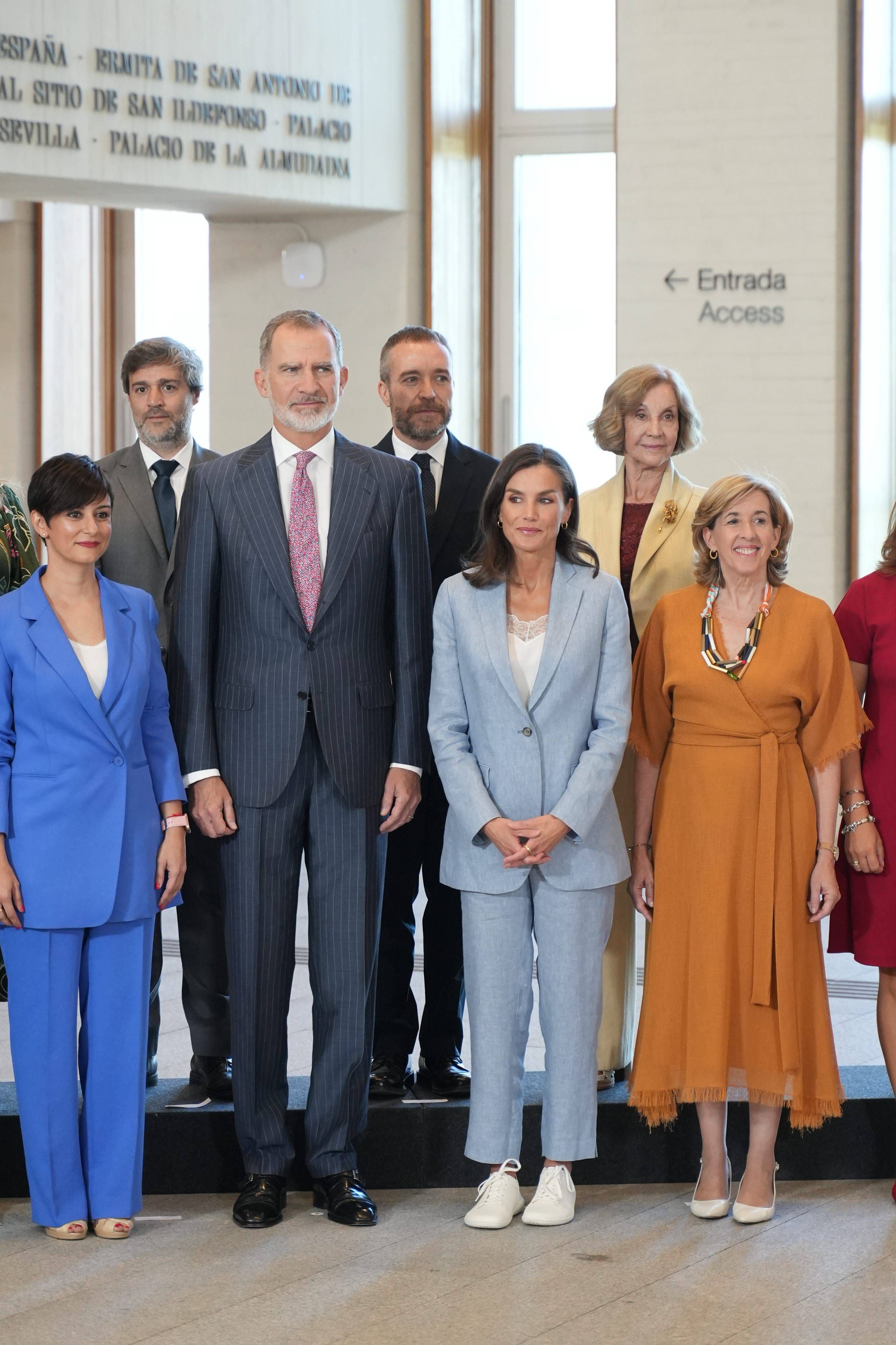 Los Reyes, posando con las autoridades.