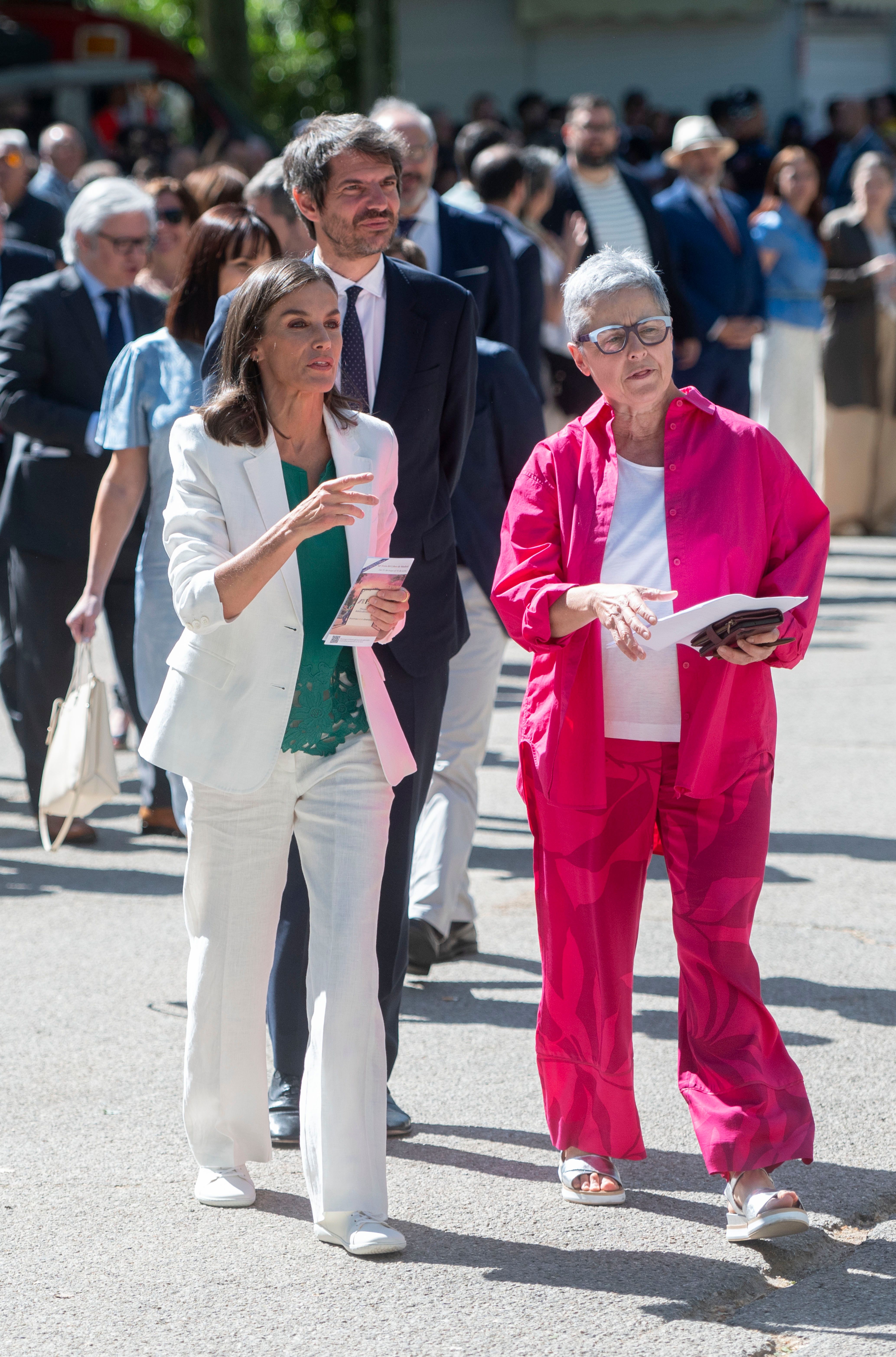 La reina Letizia, paseando por la Feria del Libro