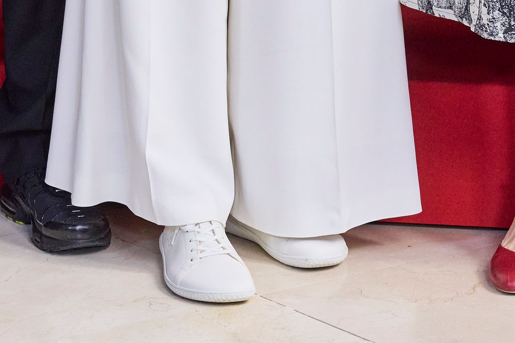 Las zapatillas blancas que la reina Letizia ha lucido en sus últimos actos