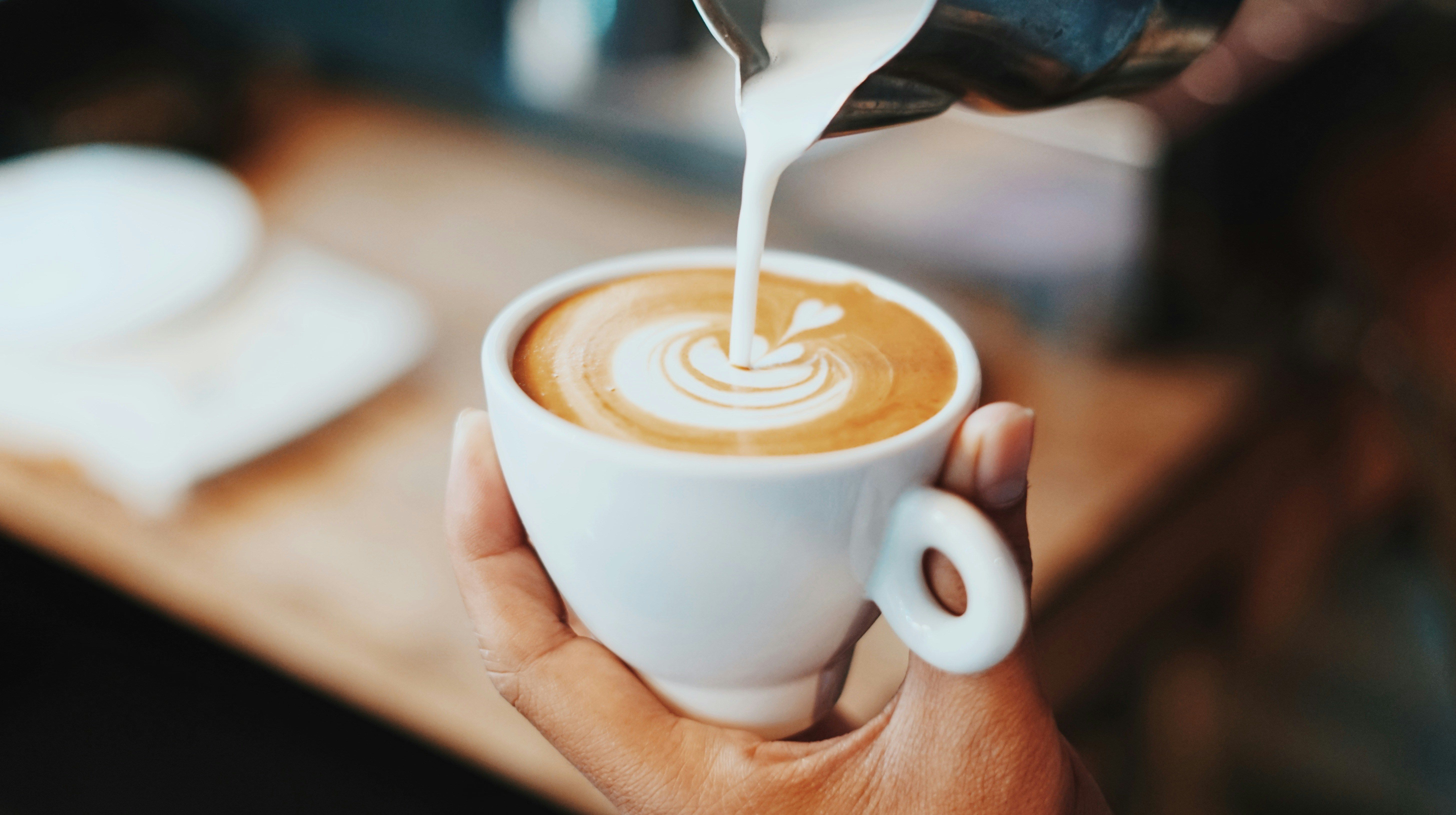 Disfrutar de pequeños placeres, como una taza de café, en atención plena, contribuye a reducir el estrés