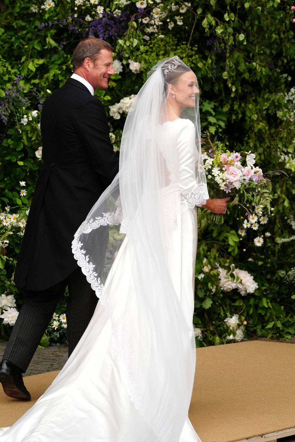 Detalle de la espalda del vestido de novia de Olivia Henson