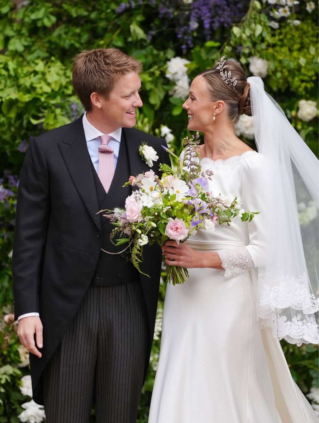 Hugh Grosvenor y Olivia Henson, el día de su boda
