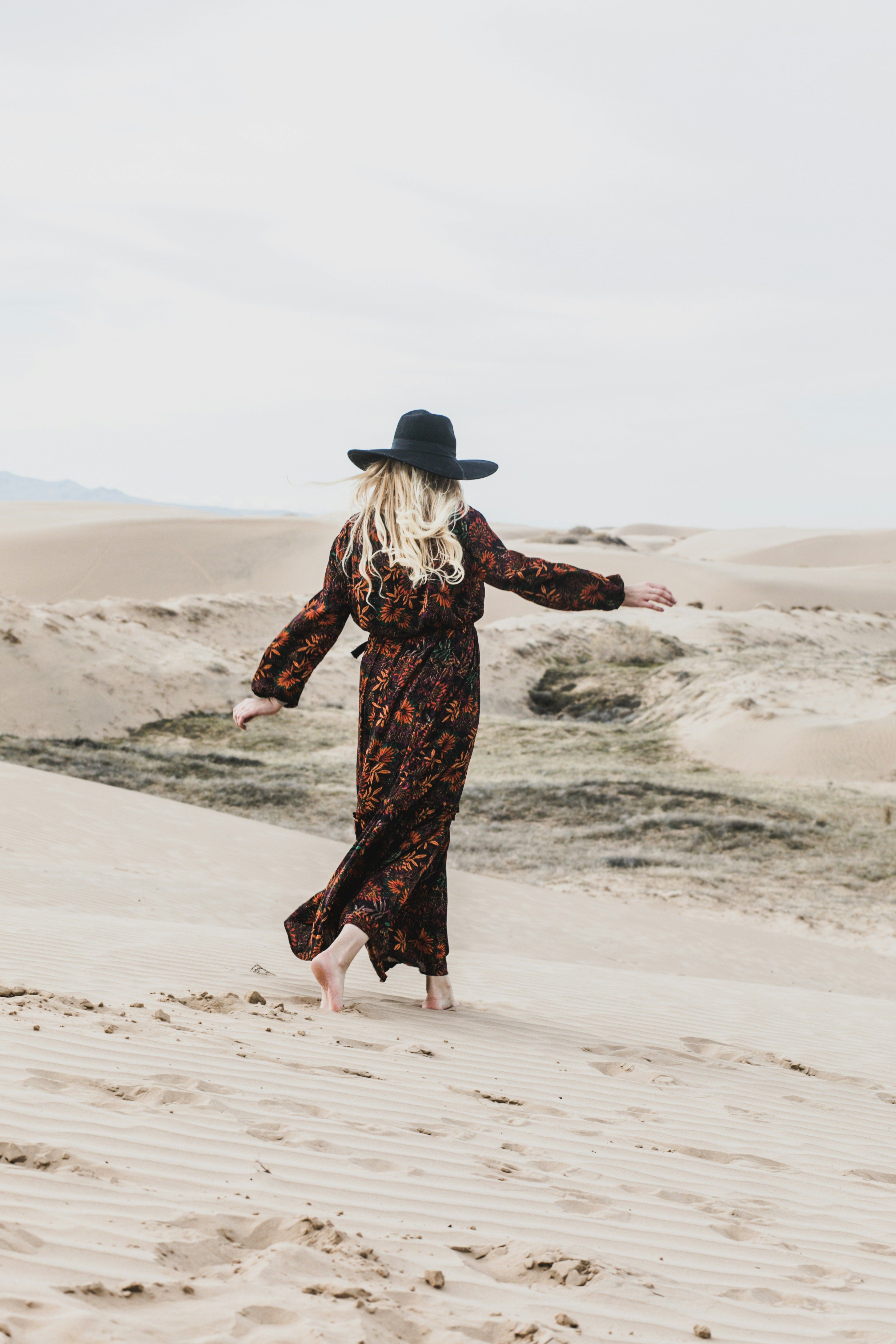 Mujer caminando de espaldas