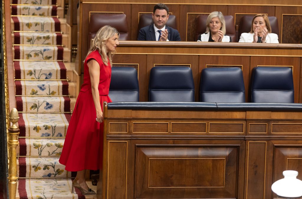 Yolanda Díaz, con conjunto rojo, en el Congreso de los Diputados