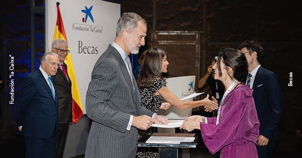 Los Reyes, entregando las becas de Fundación La Caixa