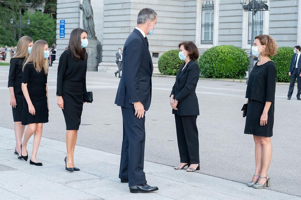 Los reyes y sus hijas acuden a la misa funeral por los fallecidos de COVID