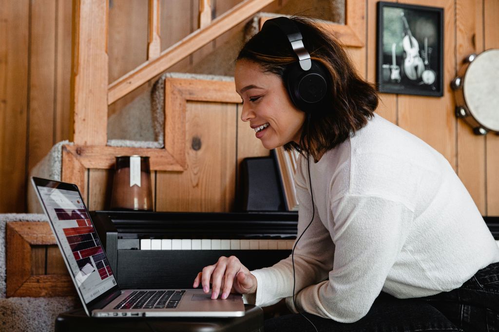 Chica escuchando música en el ordenador