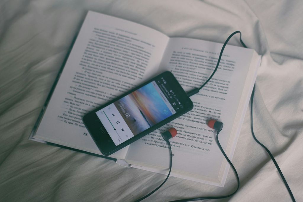 Libro y teléfono con música