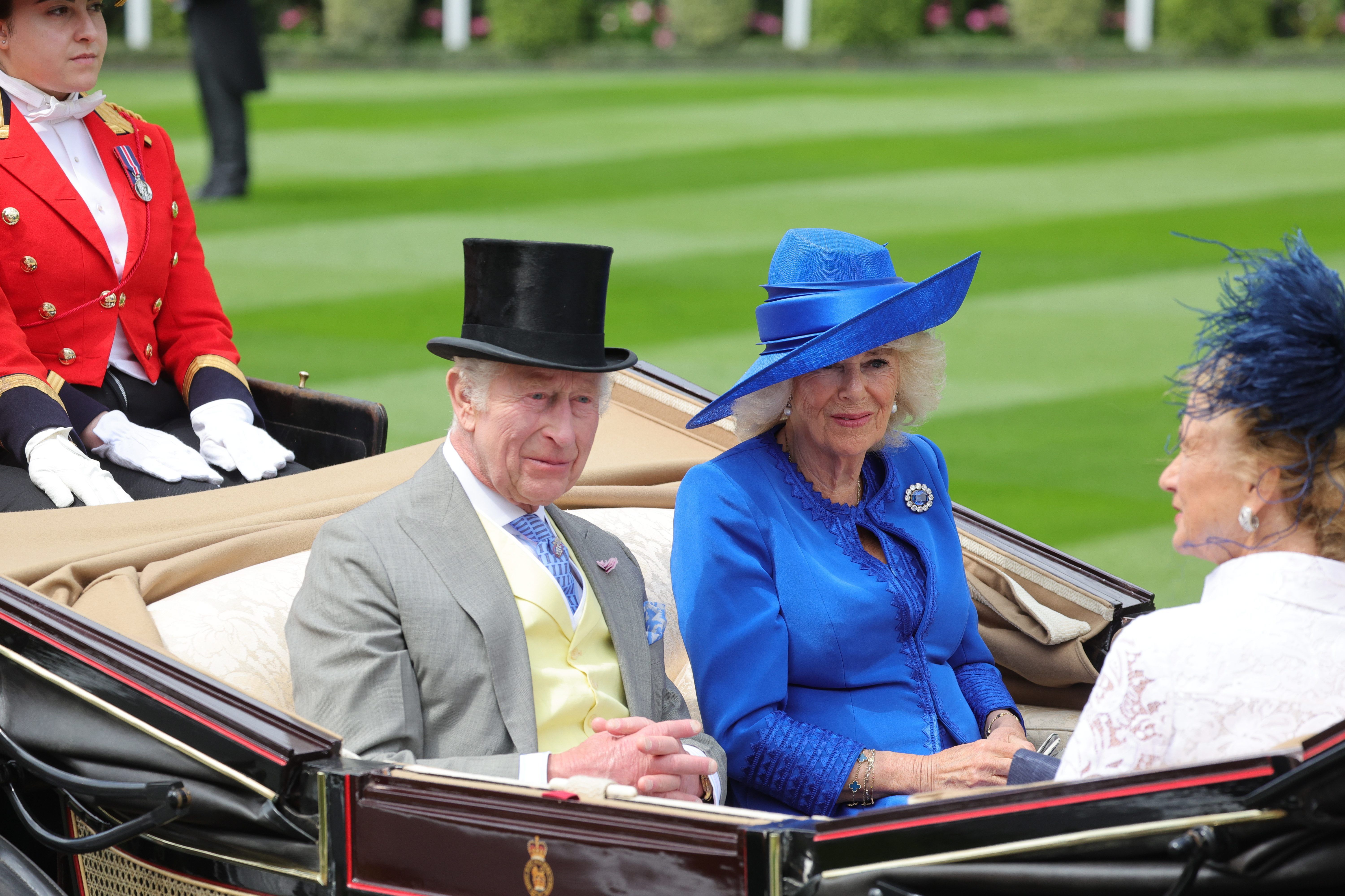 Carlos y Camila de Inglaterra, en Ascot