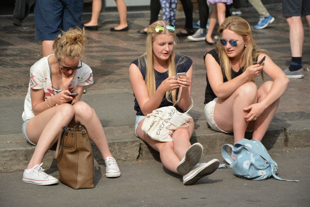 Chicas con sus móviles