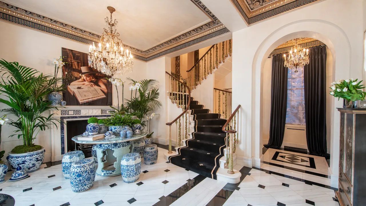 Hall de la mansión de Cara Delevigne