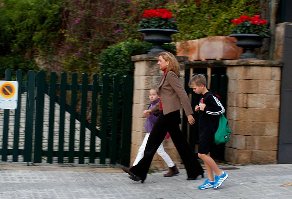 La infanta Cristina, con dos de sus hijos