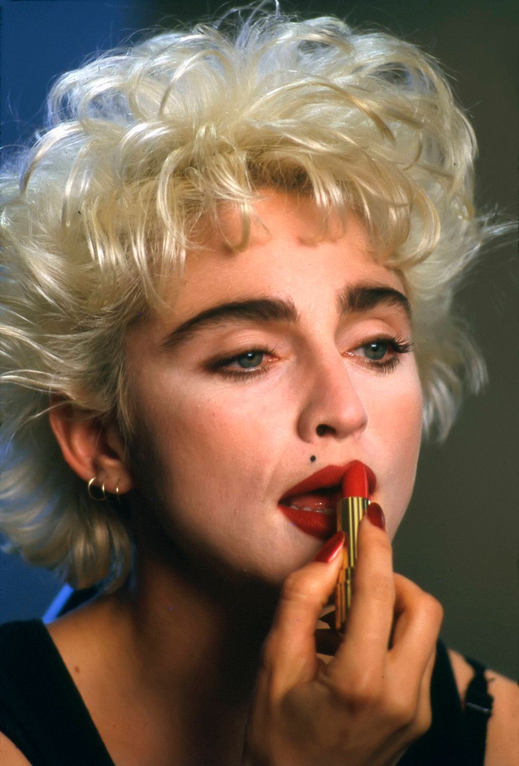 Madonna con pelo rubio y cejas negras, en 1987