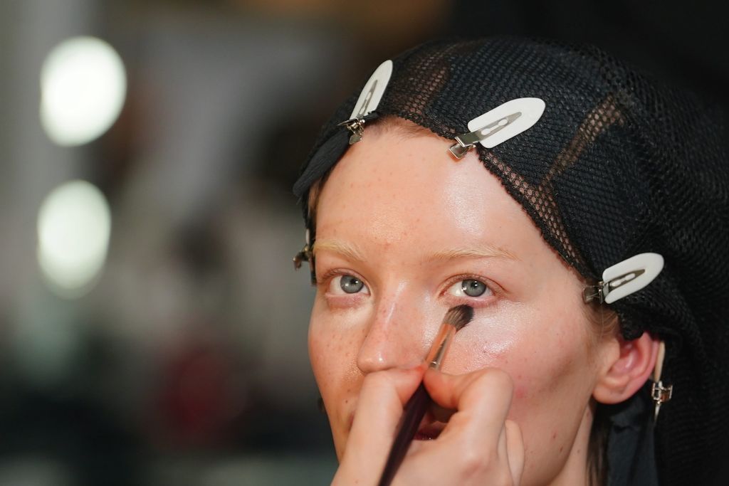 Maquilladora aplicando corrector