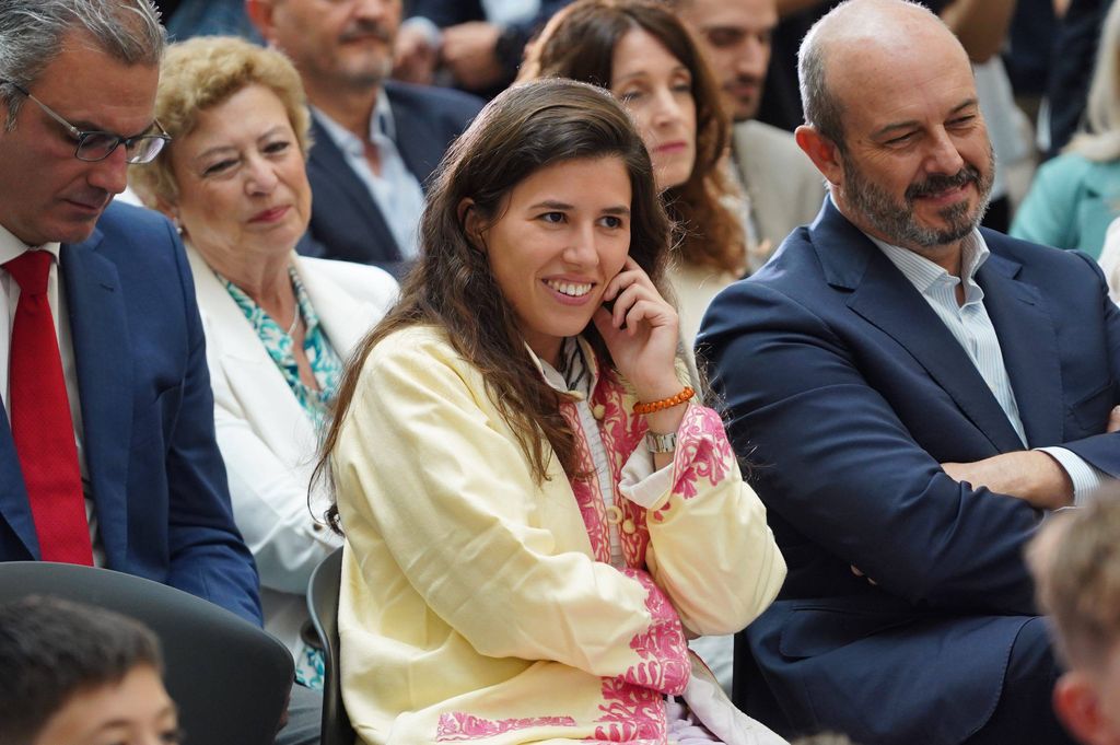 Teresa Urquijo, con camisa bordada