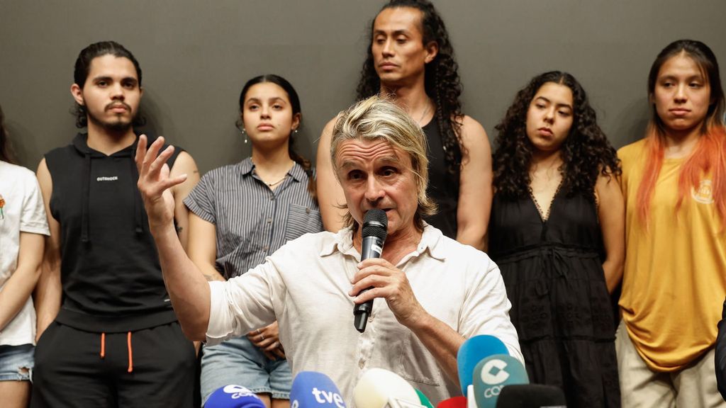 nacho cano junto a miembros del musical malinche en la rueda de prensa tras se detencion 145d[1]