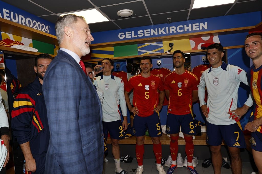 El rey Felipe visitar a la Selección Española en los vestuarios