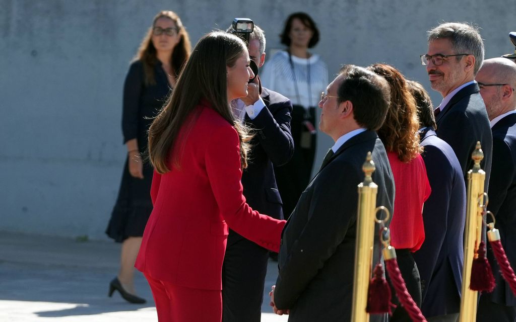 Leonor, saludando a las autoridades