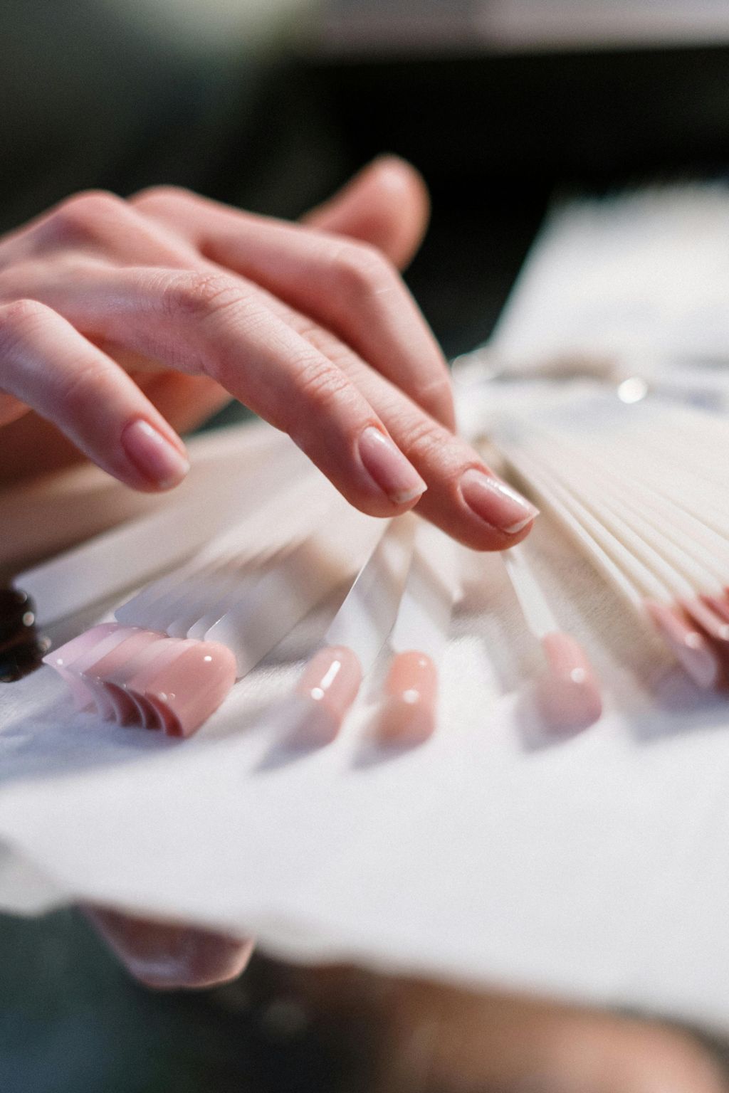 Mujer eligiendo color de uñas