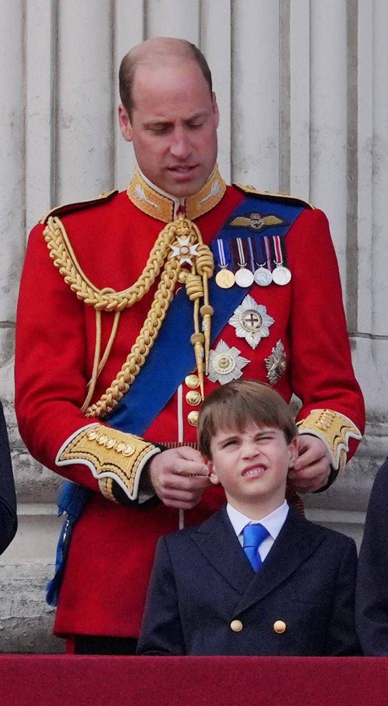 El príncipe Guillermo, jugando con su hijo durante el Trooping the colour