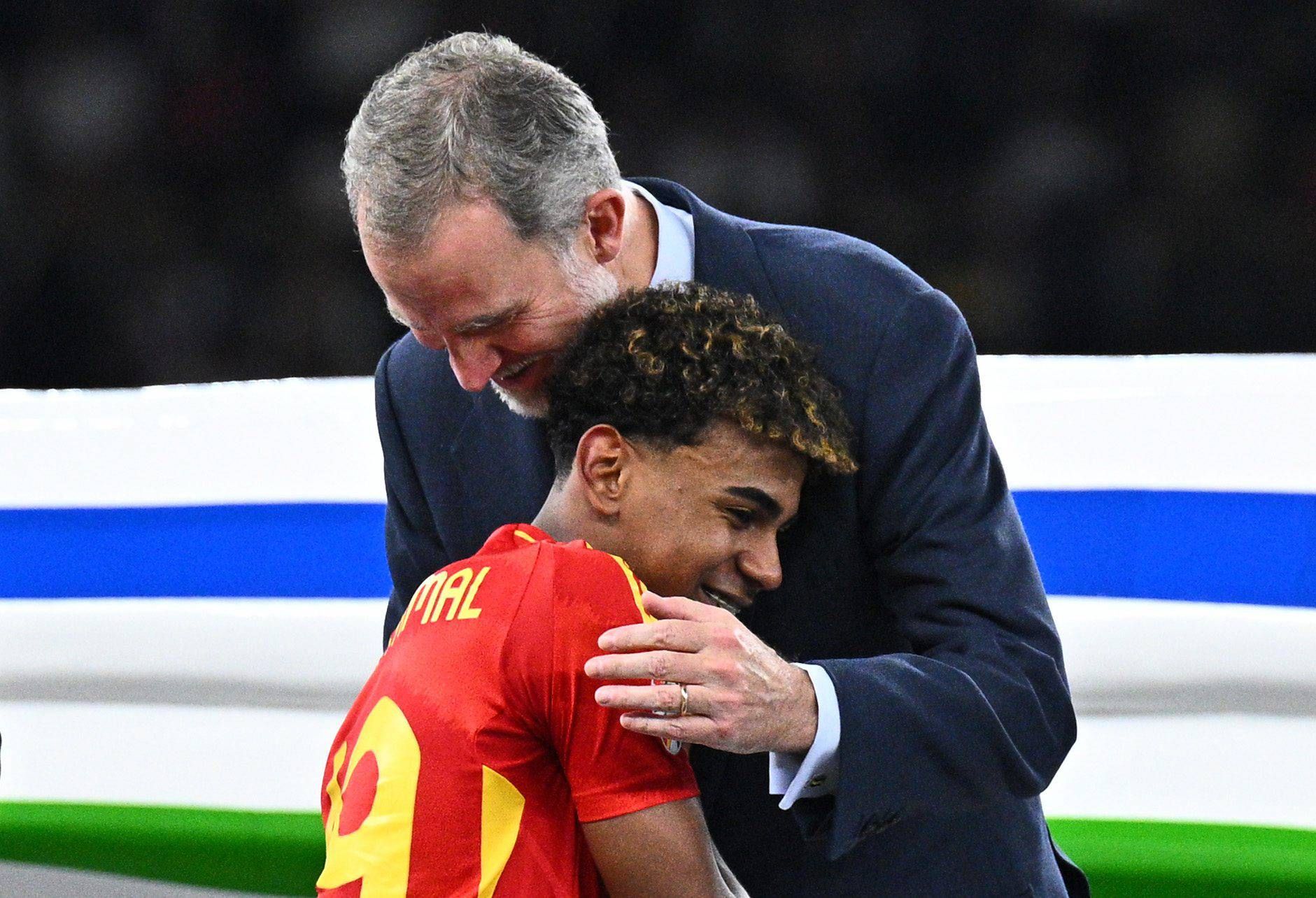 El rey abraza a Lamine Yamal