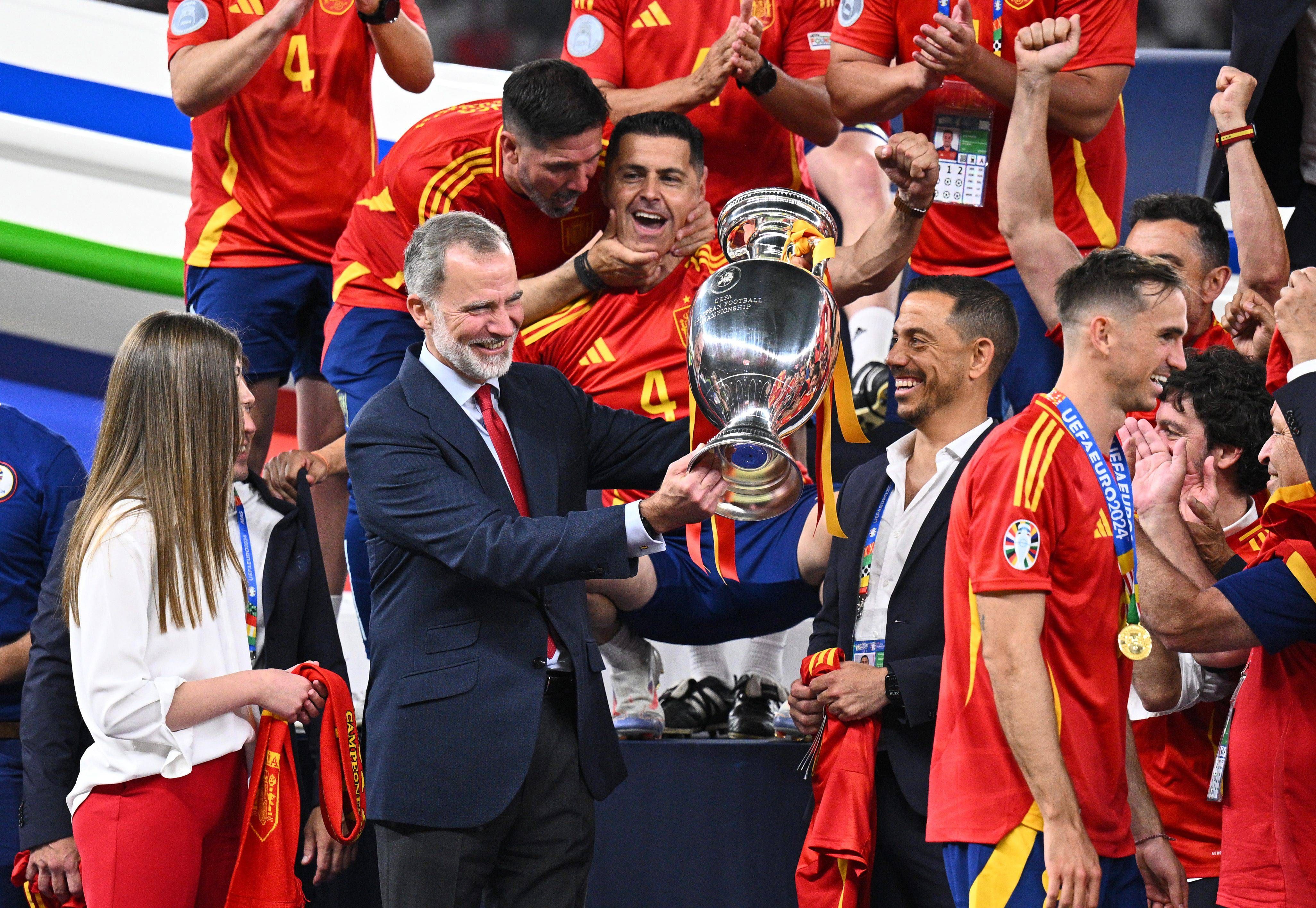 El rey y la infanta Sofía celebran el triunfo de 'La roja'