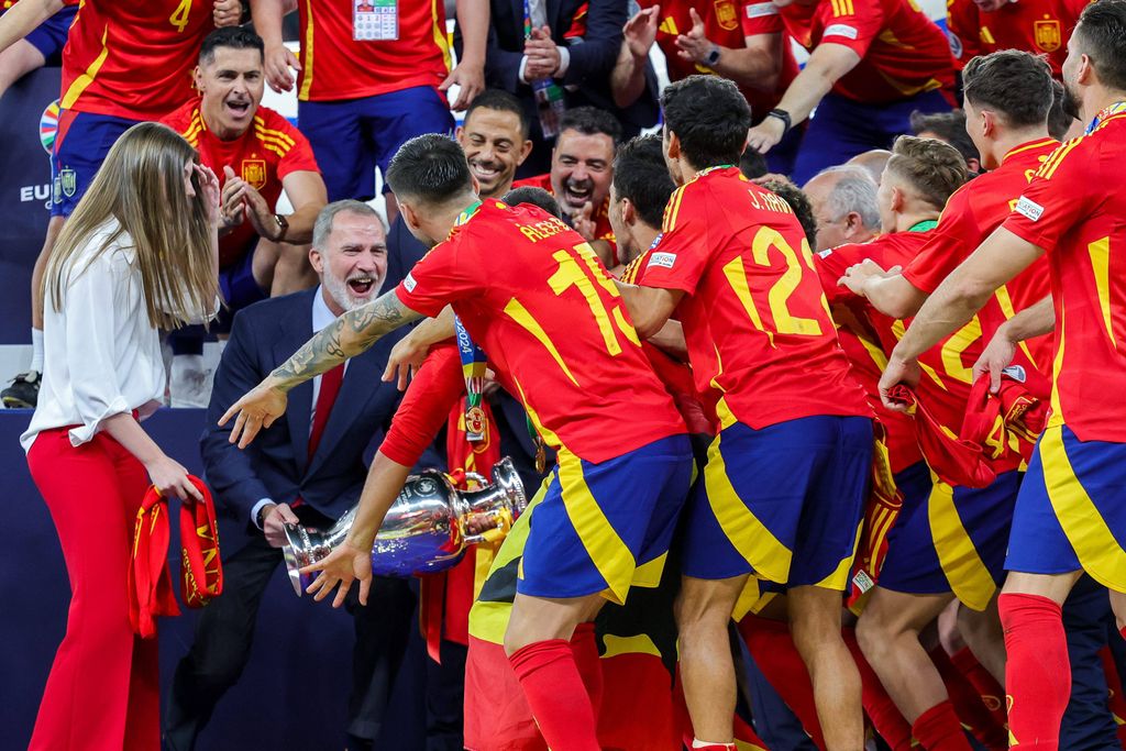 Momento en el que el rey levanta la copa junto a los jugadores